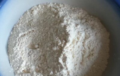 ​面粉放久了有味怎么办，变质有味不能吃（可以喂猪）