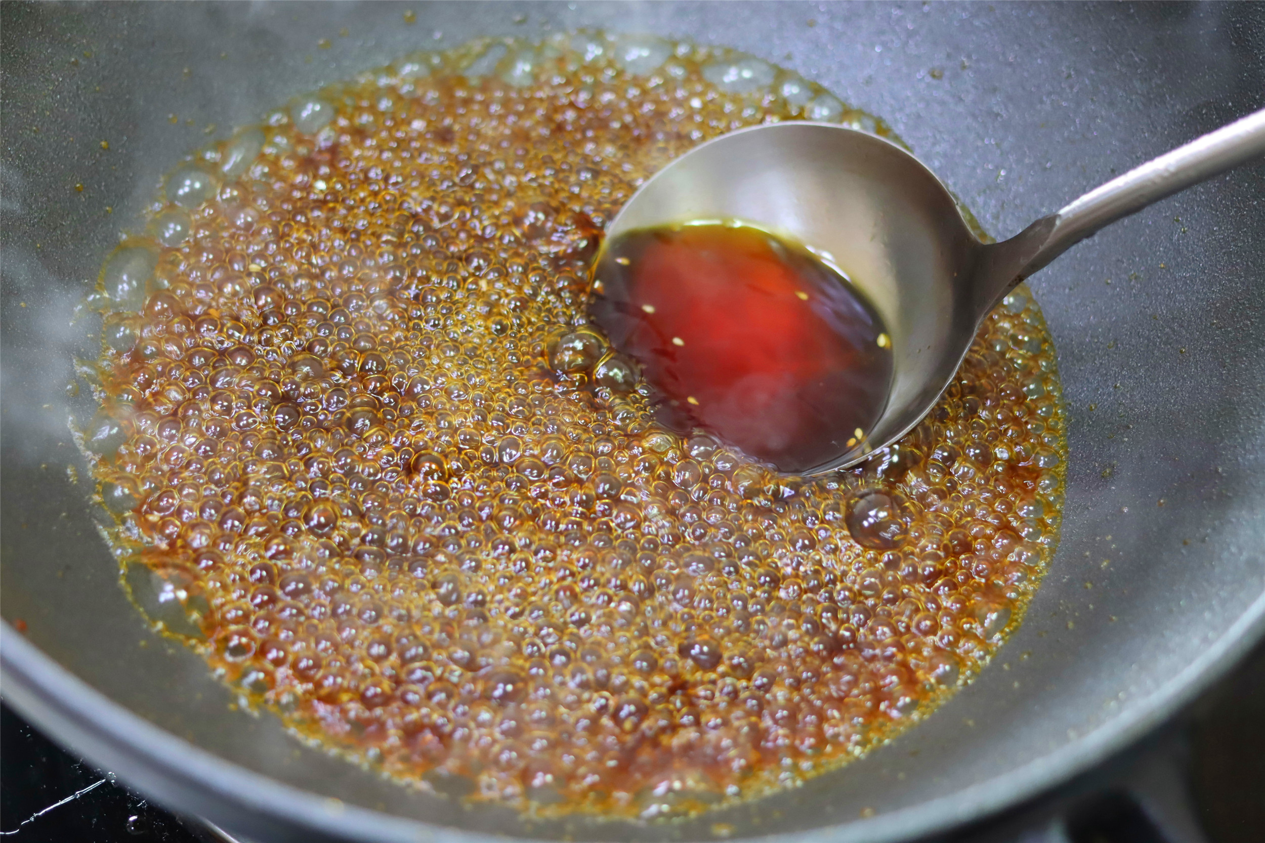 冰糖葫芦的糖浆怎么熬（掌握熬糖3步曲糖衣酥脆透亮）