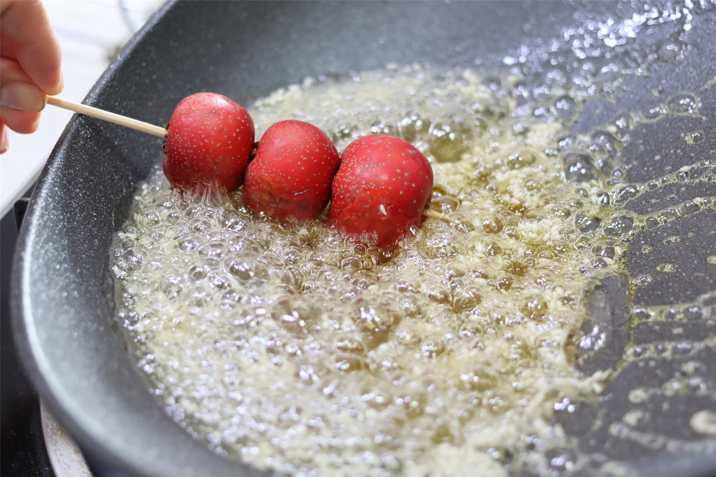 冰糖葫芦的糖浆怎么熬（掌握熬糖3步曲糖衣酥脆透亮）