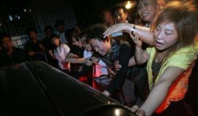 ​女孩去世穿婚纱入殓