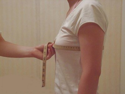 ​女性标准三围，真人示范女生标准的三围测量方式