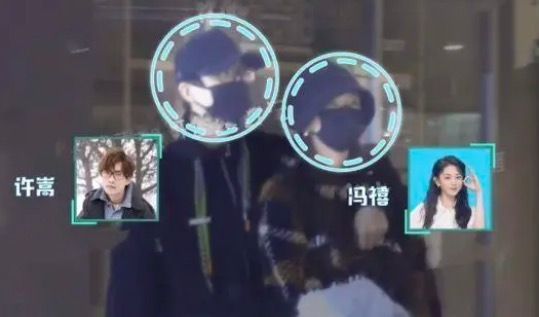 许嵩冯禧十指紧扣逛街 走路也要