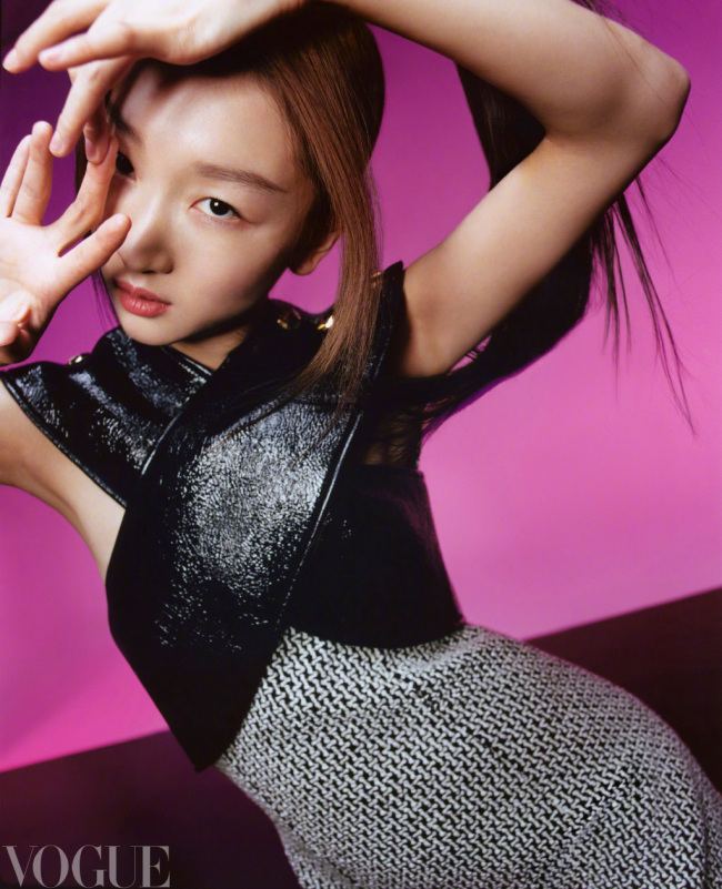 周冬雨VOGUE六月刊封面 长发飘飘尽显女人味