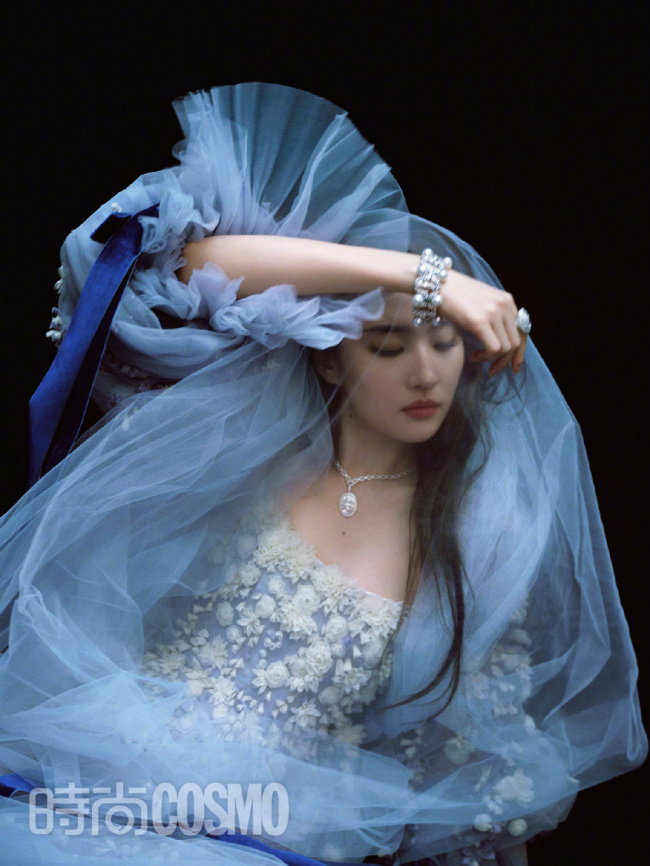 又仙又美！刘亦菲红裙雕刻感大片释出