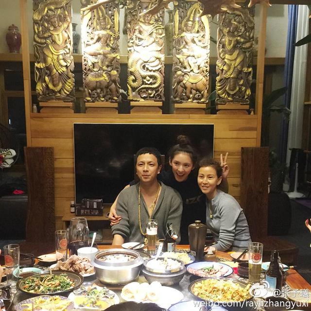 都说张予曦跟她妈一样美，你们没看过她整容前吗？比她妈妈差远了