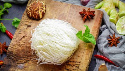 ​粉条主要是用什么做的