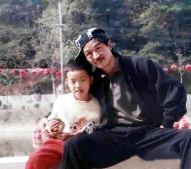 华晨宇图片（“火星弟弟”华晨宇:原生家庭伤害太深）