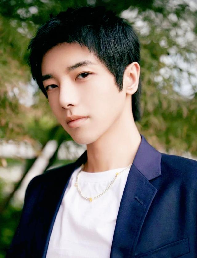 华晨宇图片（“火星弟弟”华晨宇:原生家庭伤害太深）