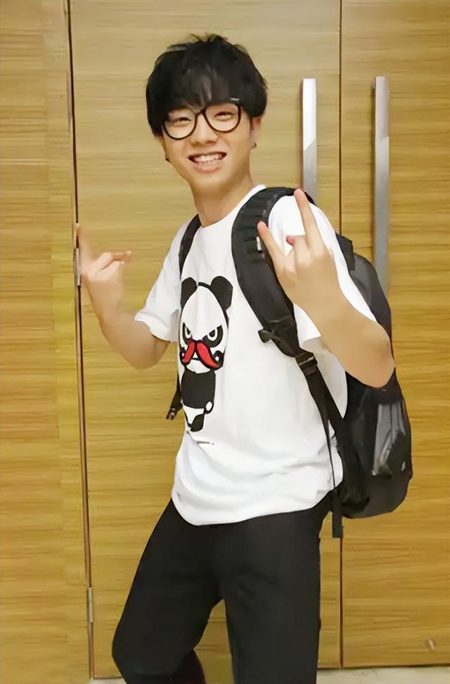 华晨宇图片（“火星弟弟”华晨宇:原生家庭伤害太深）