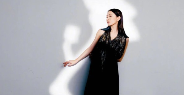 演员佘诗曼有过几段感情经历，佘诗曼现在结婚了没有