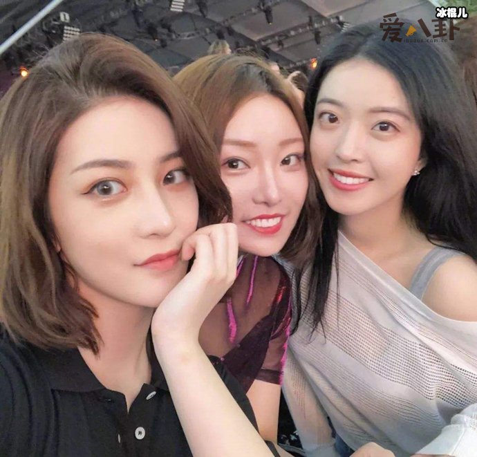 王文也与闺蜜嘲笑农民