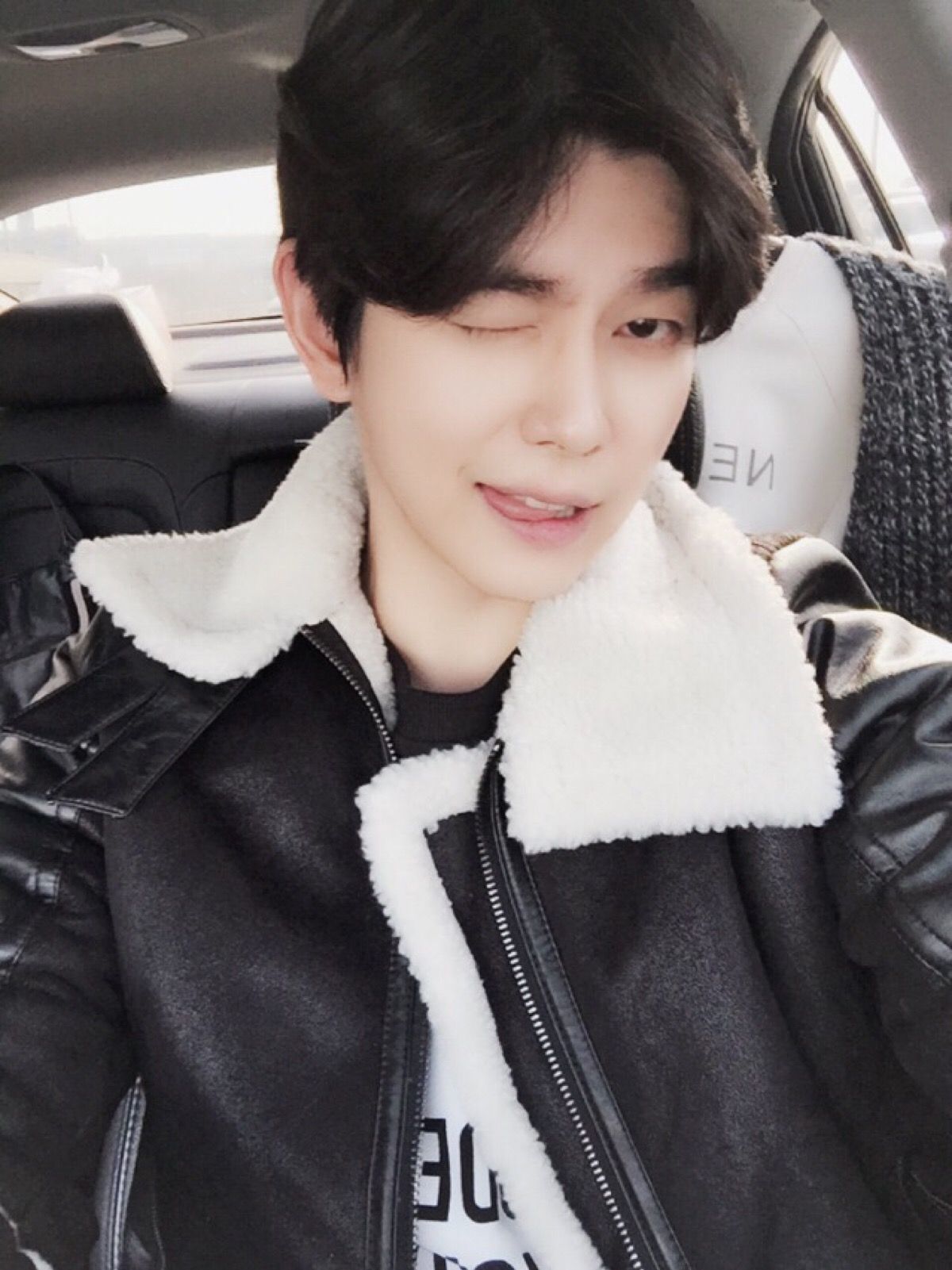 尹均相个人资料写真作品