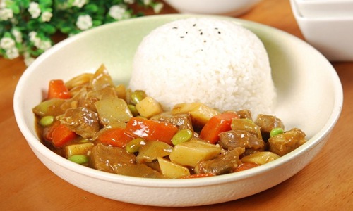 咖喱鸡肉盖饭怎么做好吃?一人食也可以有滋有味