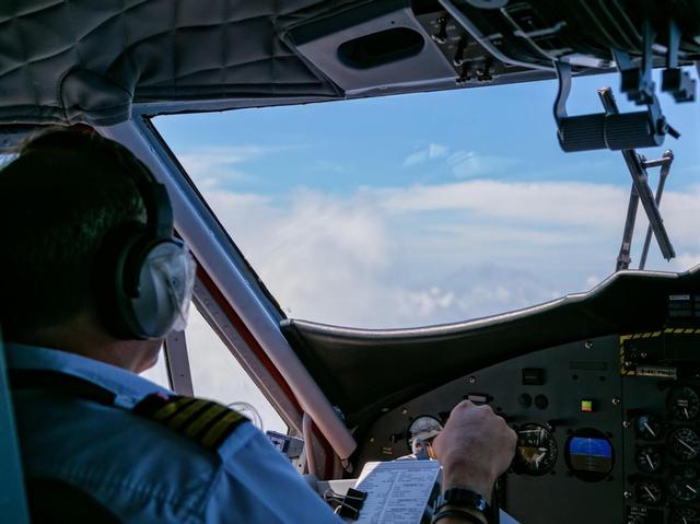 飞行员大概一个月工资有多少（飞行员年薪百万）(7)