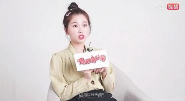 杨超越深夜自曝被逼，闻袜子被嘲当众吐痰引争议不断(64)