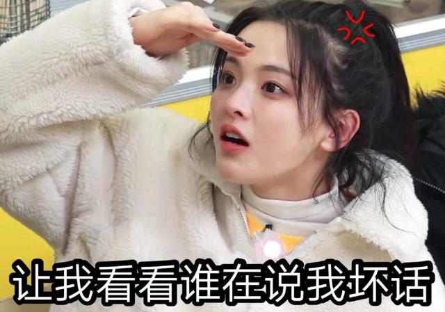 杨超越深夜自曝被逼，闻袜子被嘲当众吐痰引争议不断(9)