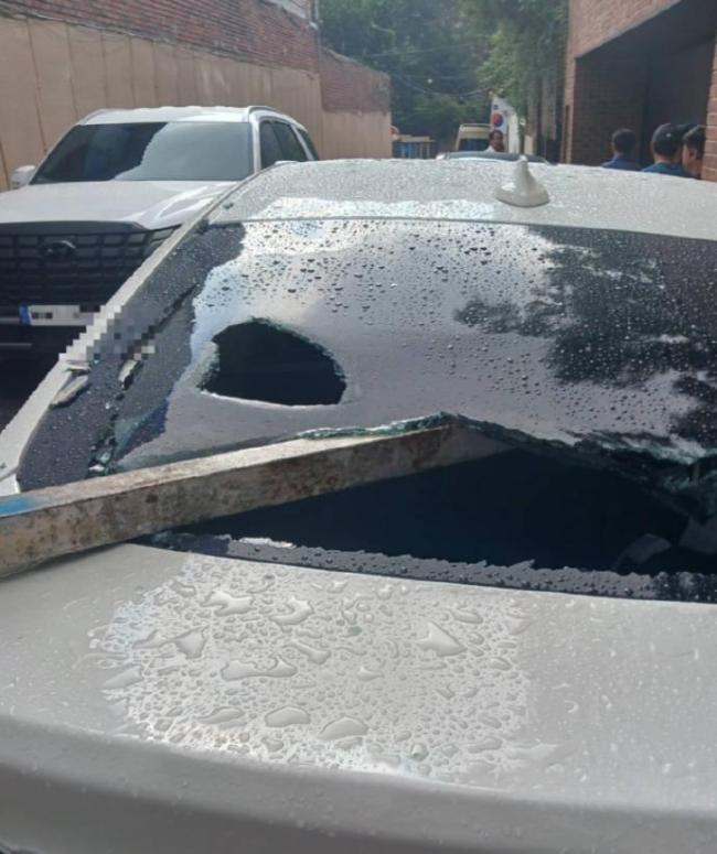 宋慧乔家施工铁棍掉落砸坏邻居车 公司发文道歉