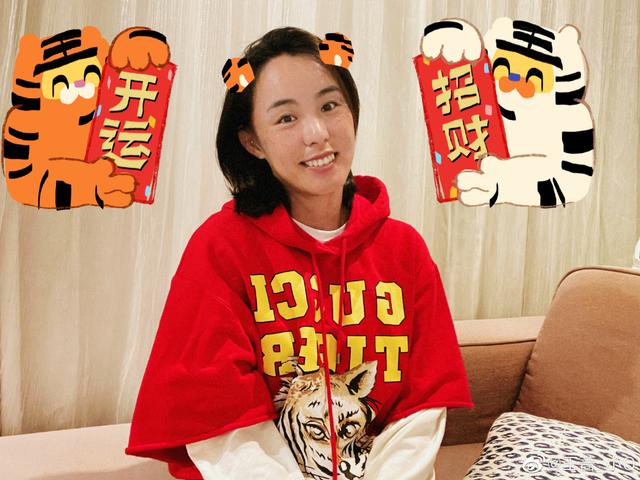 网球女神王蔷现状（网球金花王蔷与小男友穿情侣装出镜）(1)