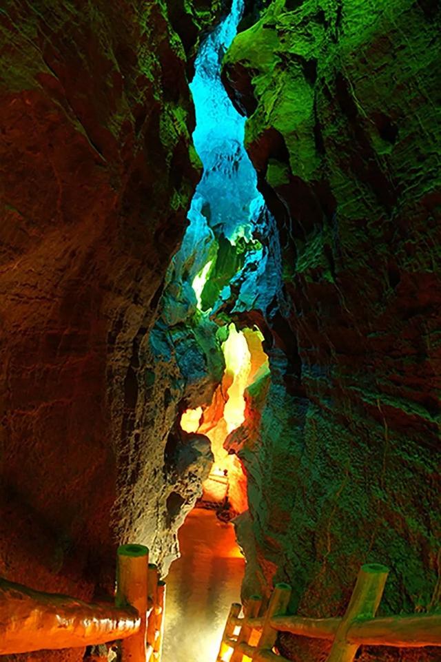 山东地下大峡谷萤火虫水洞（探秘山东地下大峡谷）(2)