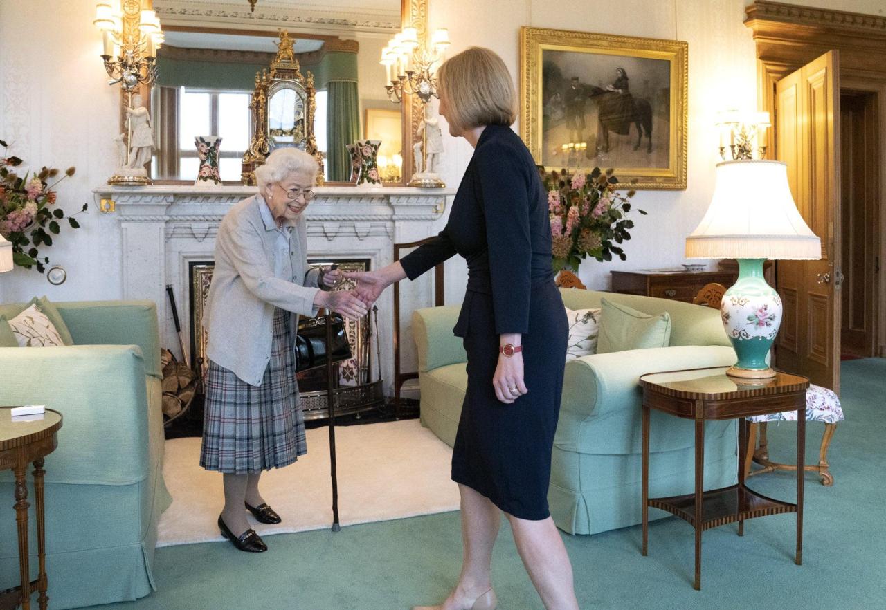 英国首相见到女王需要下跪吗（英国女王相当于中国什么职位）