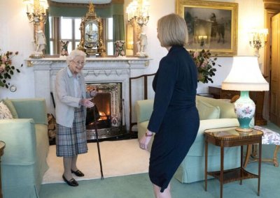 ​英国首相见到女王需要下跪吗（英国女王相当于中国什么职位）