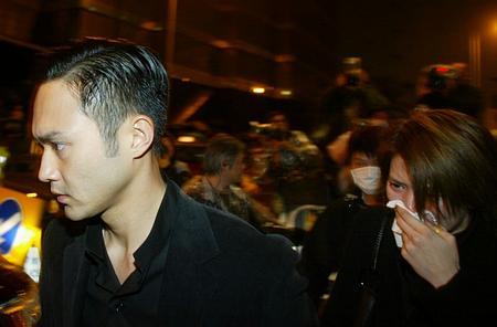 张国荣葬礼上袁咏仪（揭秘张国荣葬礼）(1)