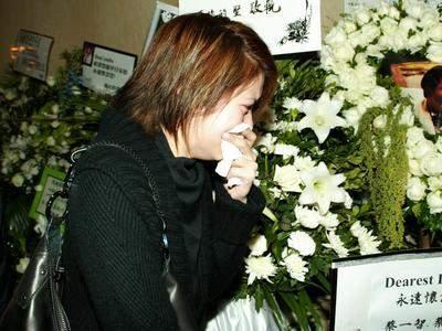 张国荣葬礼上袁咏仪（揭秘张国荣葬礼）(6)