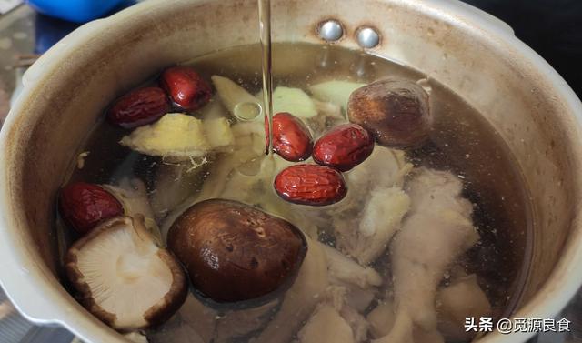 怎么炖鸡汤好吃又嫩又入味（这样炖鸡汤好吃）(14)