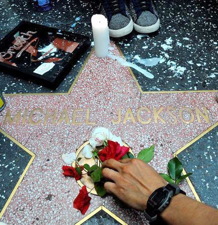 迈克尔杰克逊去世人们的轰动反应(杰克逊今天去世十周年)