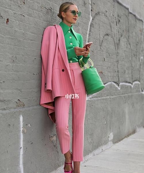 丙烯颜料粉红加什么色变深蓝色好看