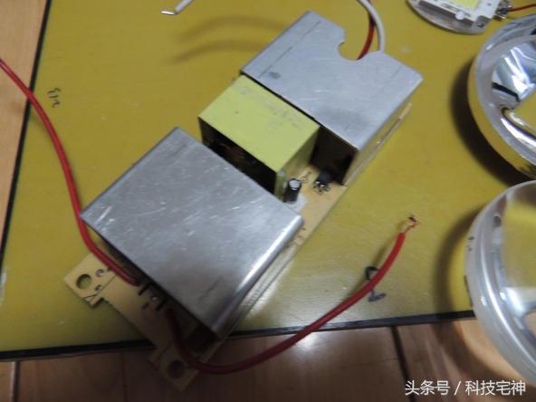 如何把普通投影仪变成家庭影院（技术宅原创自制高清投影仪）(17)