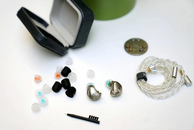 20款顶级耳机的大横评（老旗舰不如新款入门）(10)