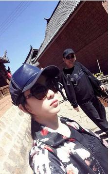 李思思红唇大头正脸照（李思思与父母出游照曝光）(3)