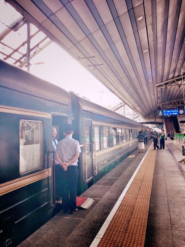 豪华火车卧铺旅行（重新定义火车的豪华专列）(3)