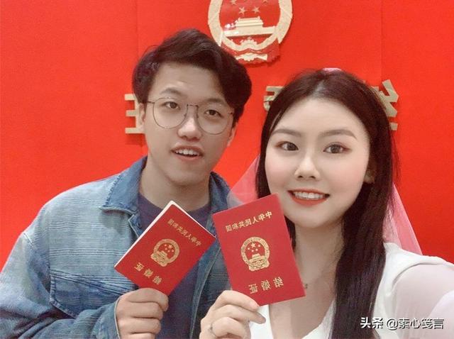 结婚登记证书上的婚姻状况(90后夫妻结婚证火了)(1)