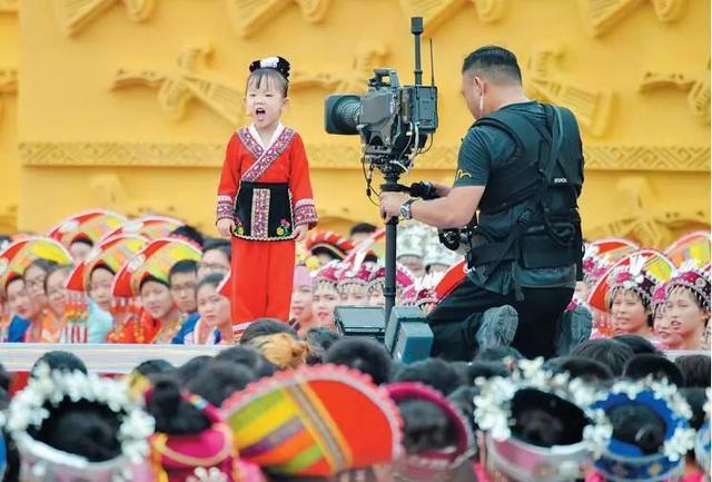 庆祝广西60周年文艺表演(踏歌起舞欢庆壮美新广西)(6)