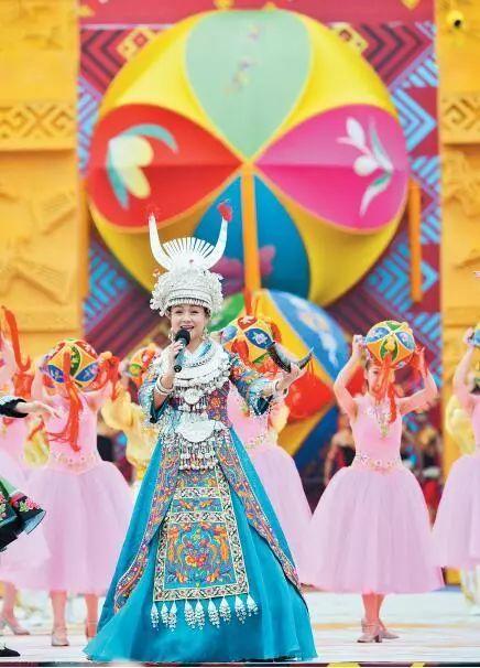 庆祝广西60周年文艺表演(踏歌起舞欢庆壮美新广西)(5)