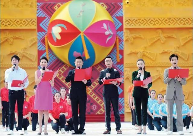 庆祝广西60周年文艺表演(踏歌起舞欢庆壮美新广西)(2)