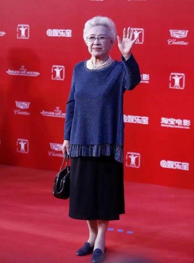 表演艺术家秦怡现任丈夫是谁,百岁表演艺术家秦怡的两段坎坷婚姻