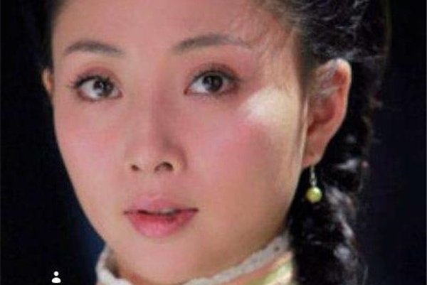 殷桃嘴唇上的乌点是什么 痣代表的是高贵痣