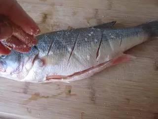 鲈鱼最好吃的10种做法（你绝对没试过的31款鲈鱼做法）(12)