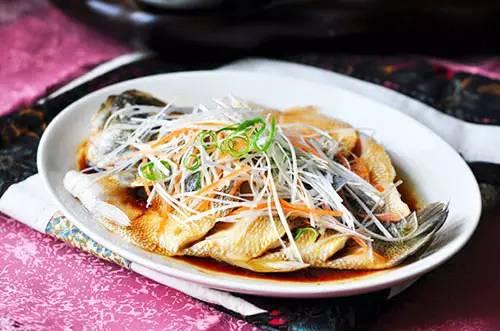 鲈鱼最好吃的10种做法（你绝对没试过的31款鲈鱼做法）(24)