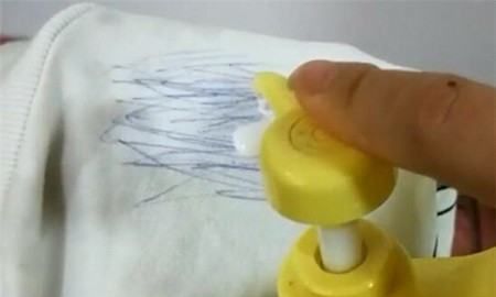 笔印子画在衣服上怎么洗,衣服上的黑色中性笔笔迹怎么洗掉图1