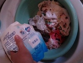 笔印子画在衣服上怎么洗,衣服上的黑色中性笔笔迹怎么洗掉图9