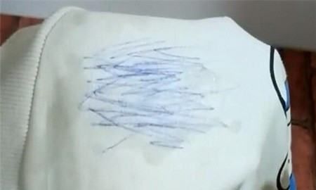 笔印子画在衣服上怎么洗,衣服上的黑色中性笔笔迹怎么洗掉图3