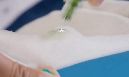 笔印子画在衣服上怎么洗,衣服上的黑色中性笔笔迹怎么洗掉图14