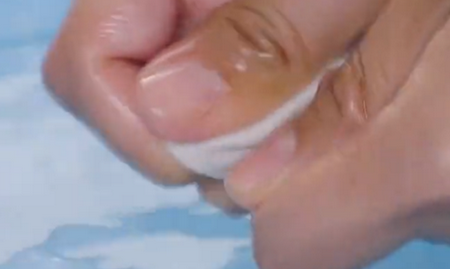 笔印子画在衣服上怎么洗,衣服上的黑色中性笔笔迹怎么洗掉图15