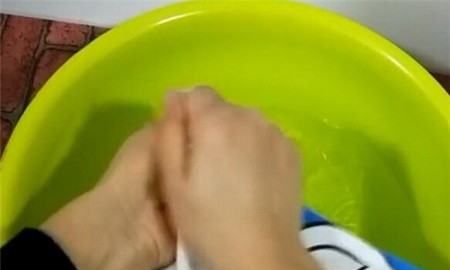 笔印子画在衣服上怎么洗,衣服上的黑色中性笔笔迹怎么洗掉图5