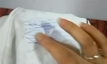 笔印子画在衣服上怎么洗,衣服上的黑色中性笔笔迹怎么洗掉图2