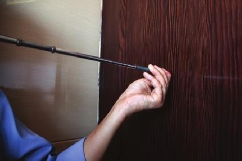 防盗门开锁小妙招